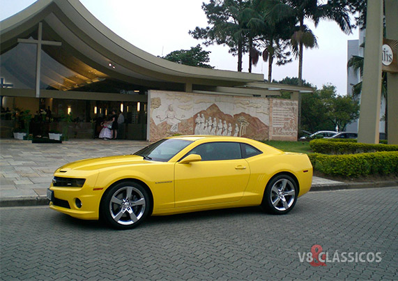  Camaro na porta da capela da FEI em São Bernardo